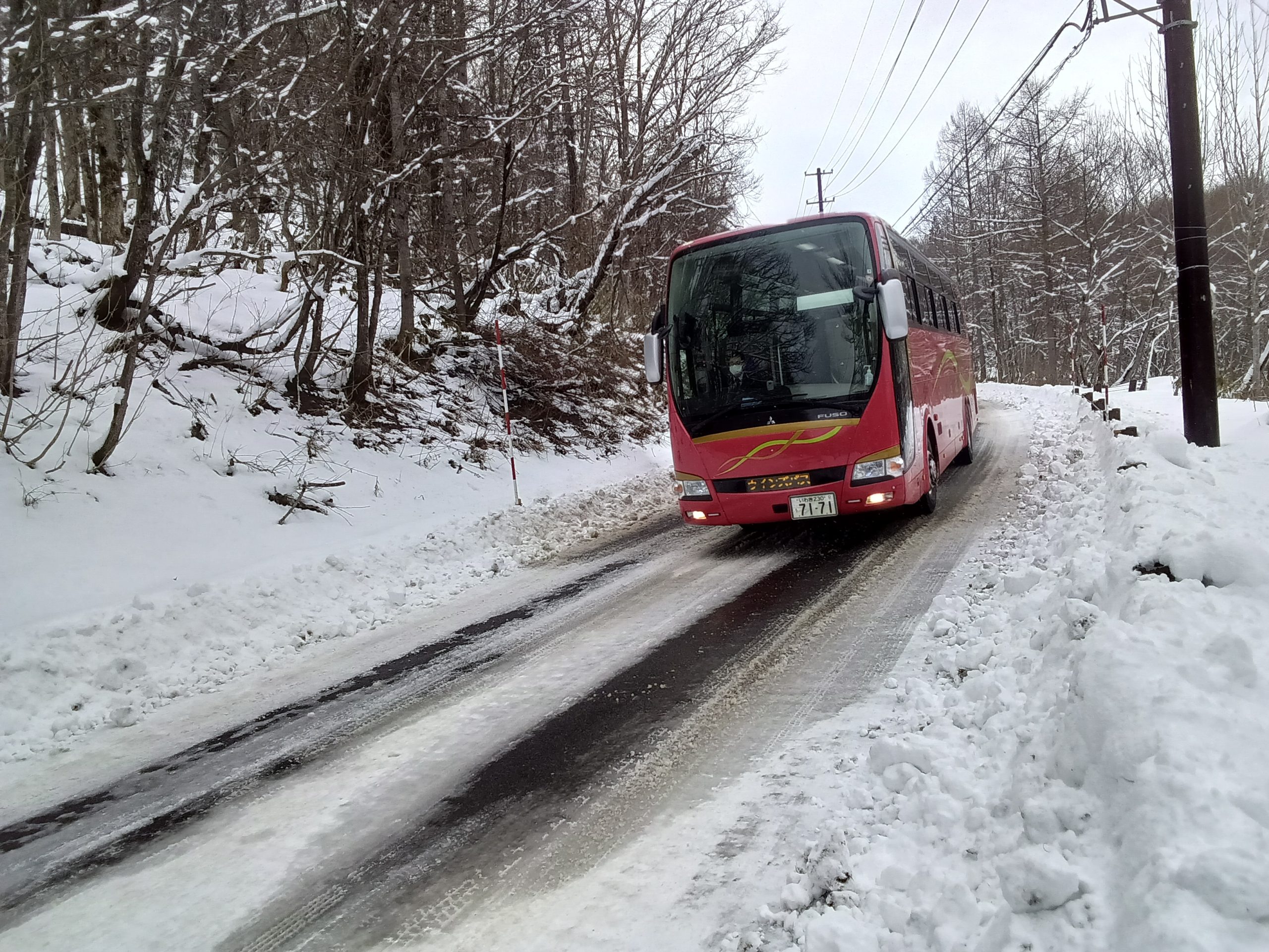 雪道を走行するバス