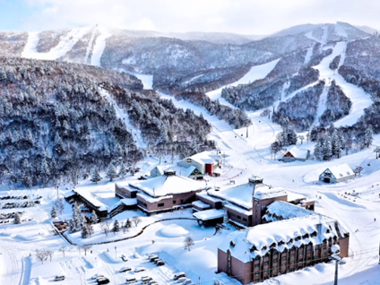 雪道を走行するバス